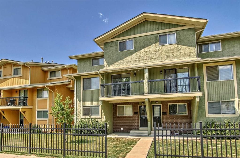 Main Photo: 409 2200 Woodview Drive SW in Calgary: Woodlands Row/Townhouse for sale : MLS®# A2062888