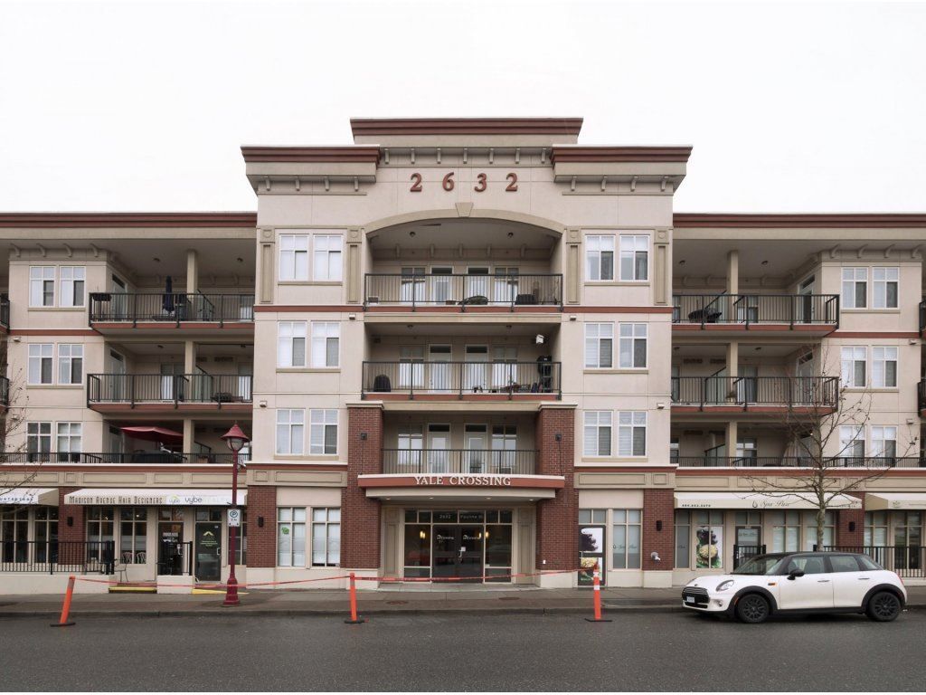Main Photo: 411 2632 PAULINE Street in Abbotsford: Central Abbotsford Condo for sale in "Yale Crossing" : MLS®# R2237258