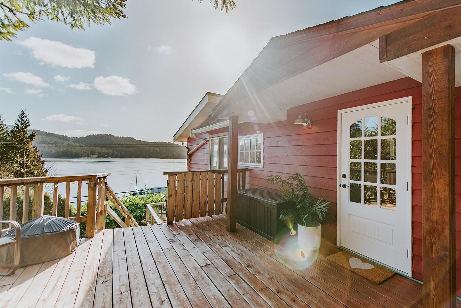Main Photo: 901 MARINE Drive in Gibsons: Gibsons & Area House for sale (Sunshine Coast)  : MLS®# R2753587