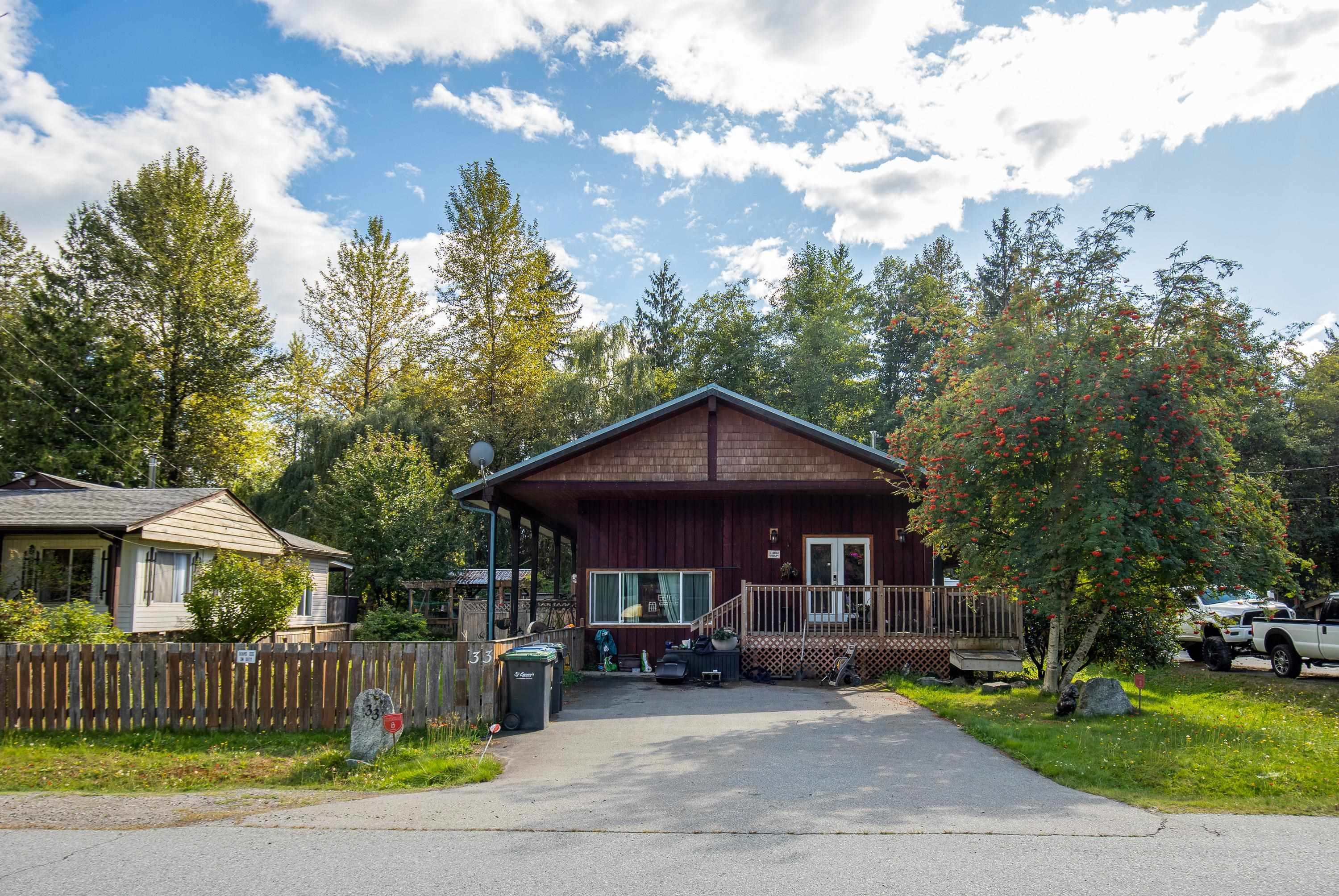 Main Photo: 33 BRACKEN Parkway in Squamish: Brackendale Manufactured Home for sale : MLS®# R2869641