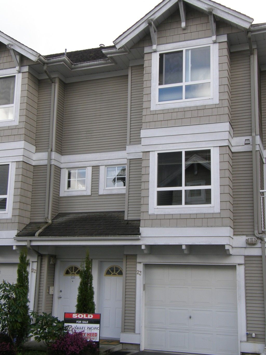 Main Photo: 23 20890 57 Avenue in Langley: Townhouse  : MLS®# F1302005