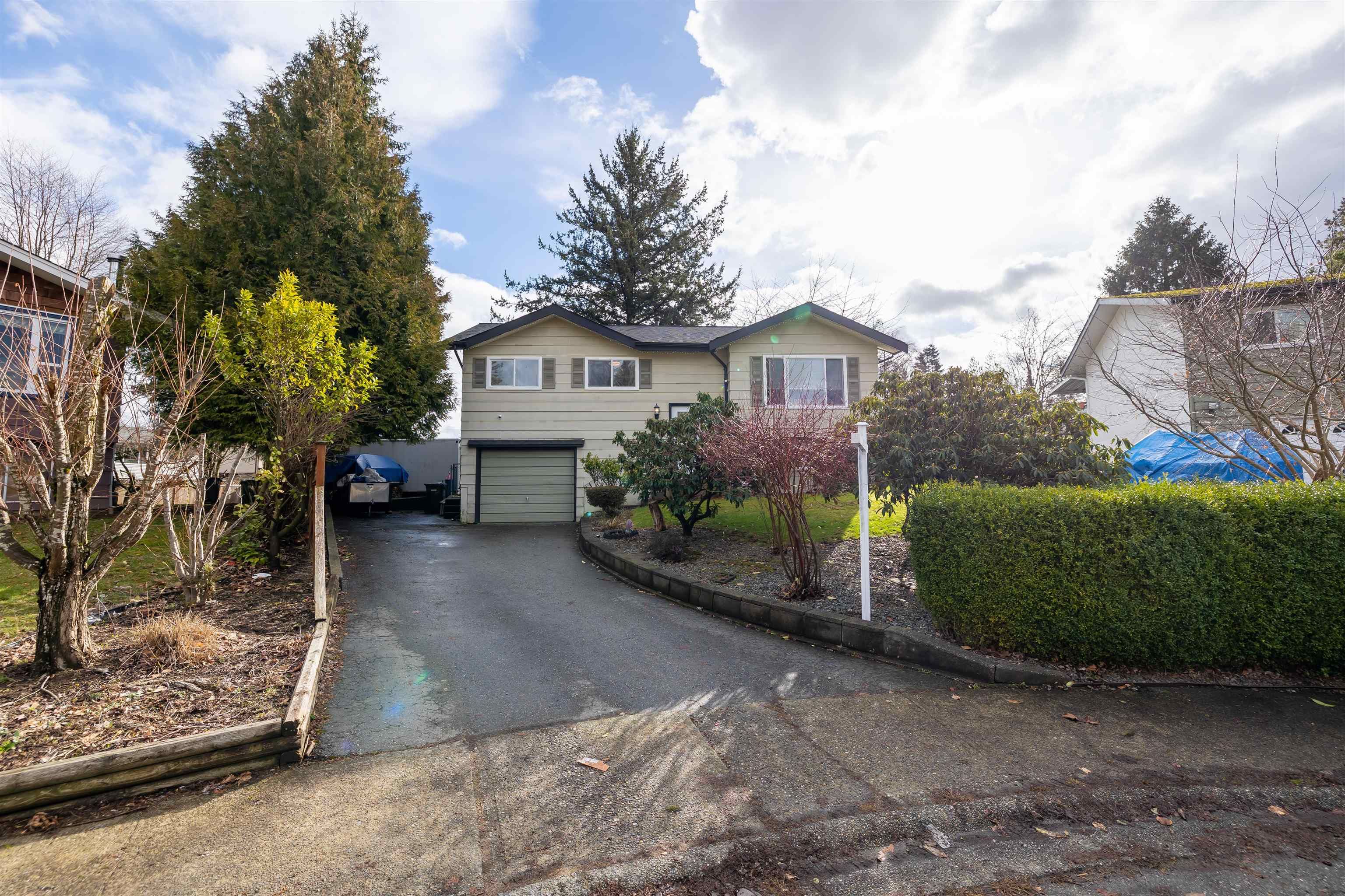 Main Photo: 34670 ST MATTHEWS Way in Abbotsford: Abbotsford East House for sale : MLS®# R2752745