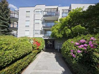 Photo 1: 204 1550 CHESTERFIELD Avenue in North Vancouver: Central Lonsdale Condo for sale in "THE CHESTERS" : MLS®# V938678