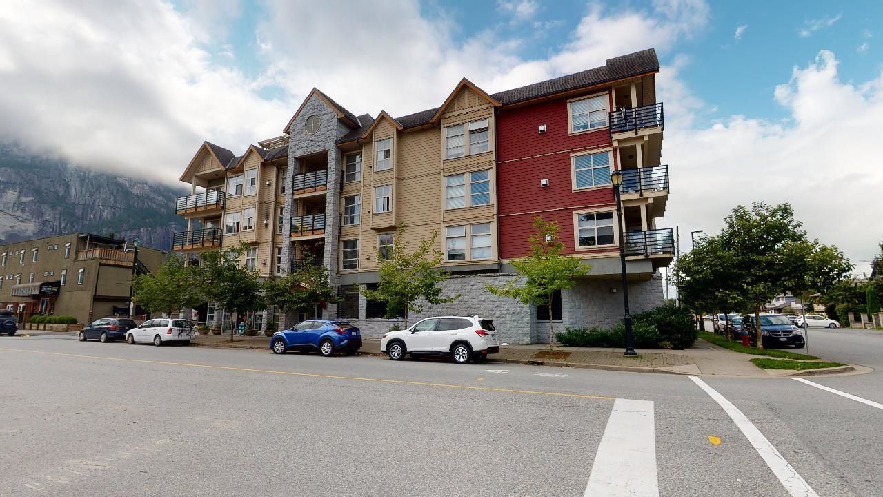 Main Photo: 204 1310 VICTORIA Street in Squamish: Downtown SQ Condo for sale in "The Mountaineer" : MLS®# R2717220