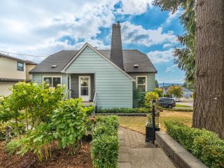 Main Photo: 1530 HAMILTON Street in New Westminster: West End NW House for sale : MLS®# R2726983