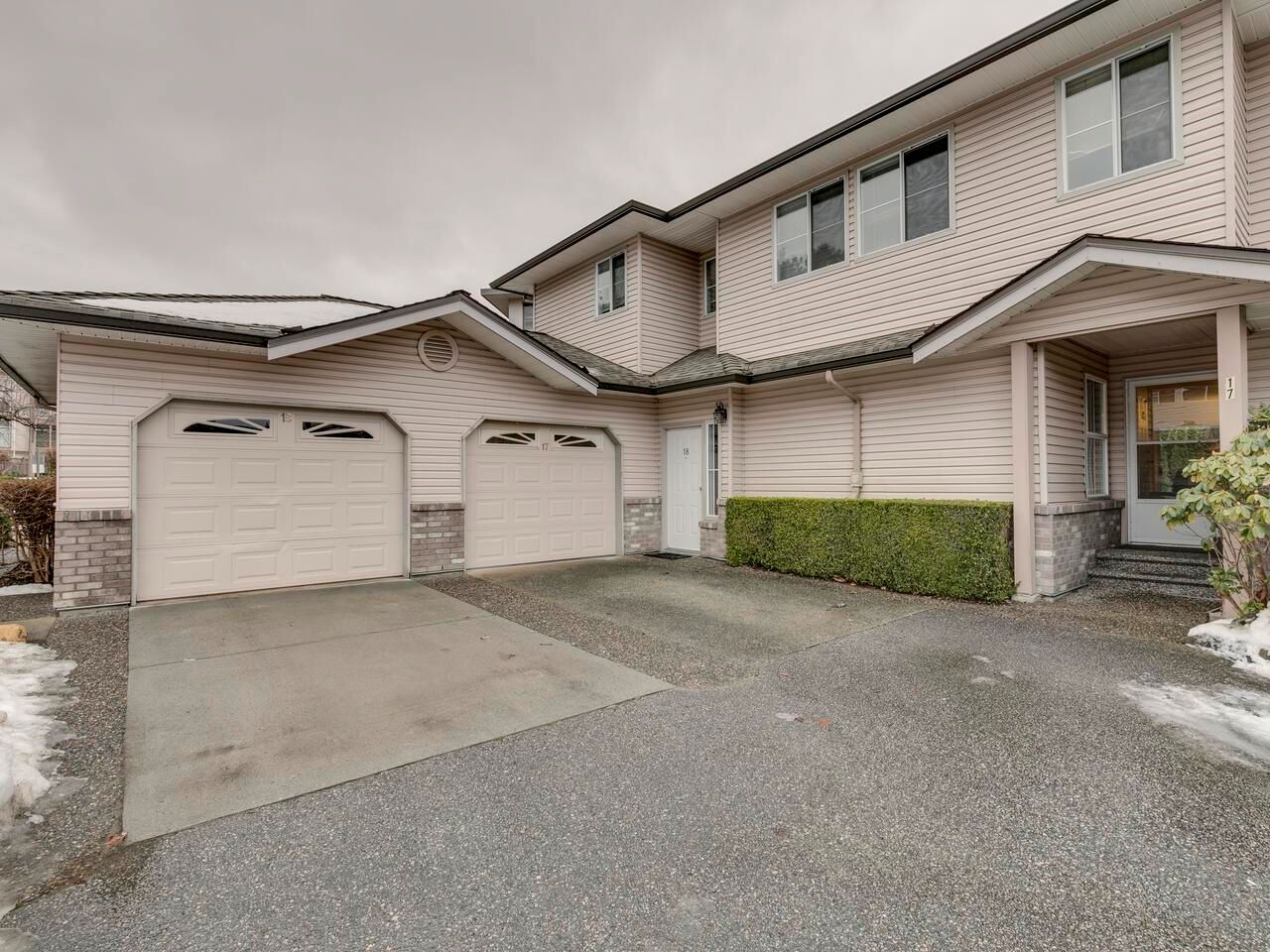 Main Photo: 17 19060 FORD Road in Pitt Meadows: Central Meadows Townhouse for sale in "REGENCY COURT" : MLS®# R2640508