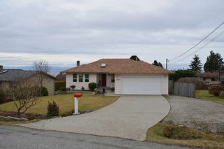 Photo 1: 4945 ARBUTUS Road in Sechelt: Sechelt District House for sale (Sunshine Coast)  : MLS®# R2135958
