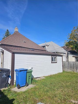 Photo 2: 619 Beverley Street in Winnipeg: West End Residential for sale (5A)  : MLS®# 202325370