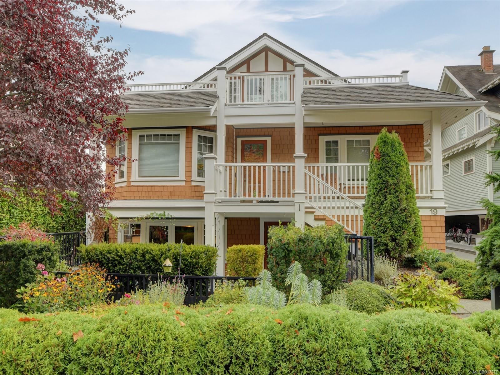Main Photo: A 19 Cook St in Victoria: Vi Fairfield West Row/Townhouse for sale : MLS®# 917377