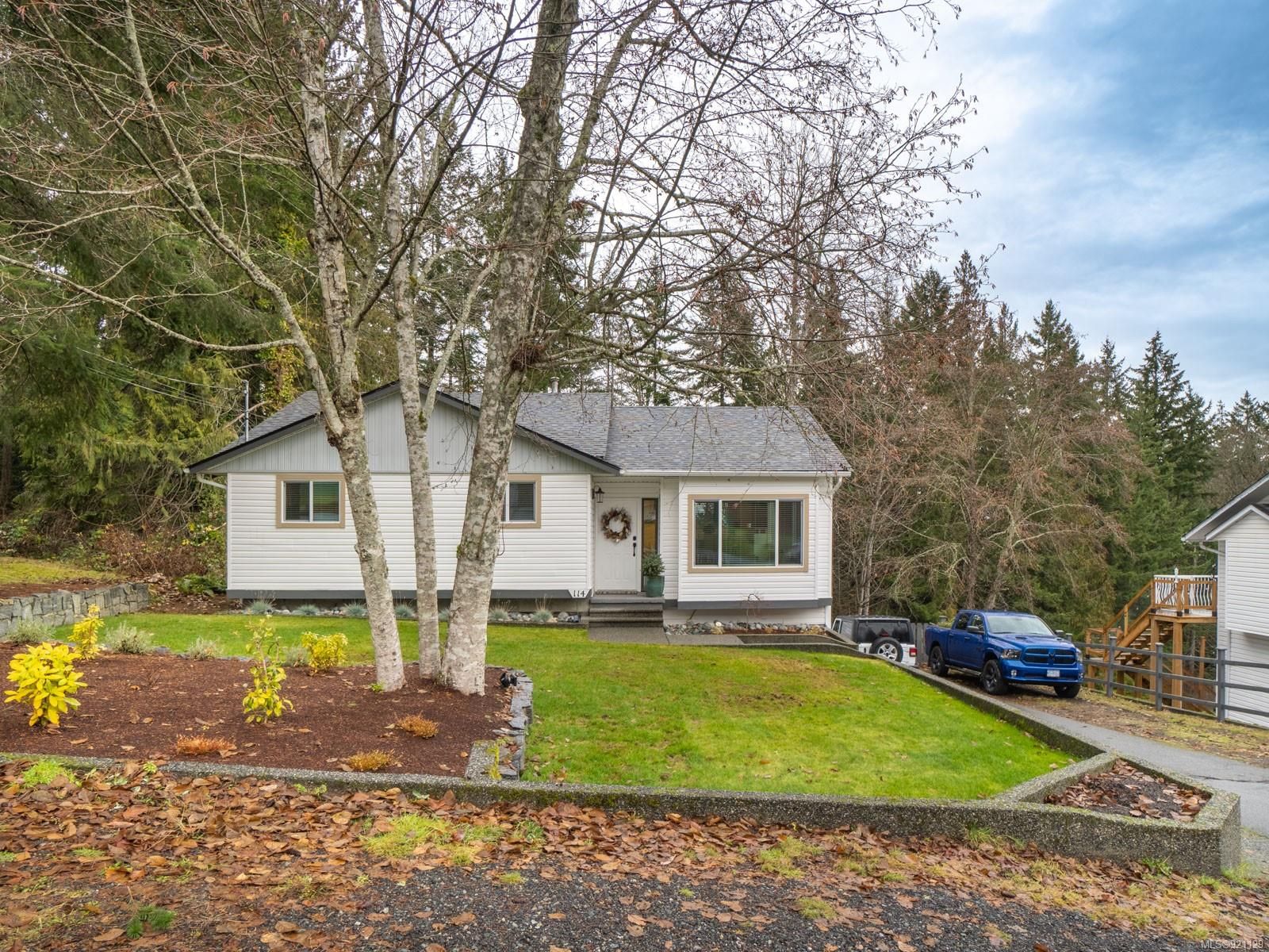Main Photo: 114 Roberta Rd in Nanaimo: Na Chase River House for sale : MLS®# 921129