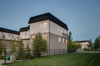 Photo 4: 9 Quarry Gate SE in Calgary: Douglasdale/Glen Row/Townhouse for sale : MLS®# A2053745