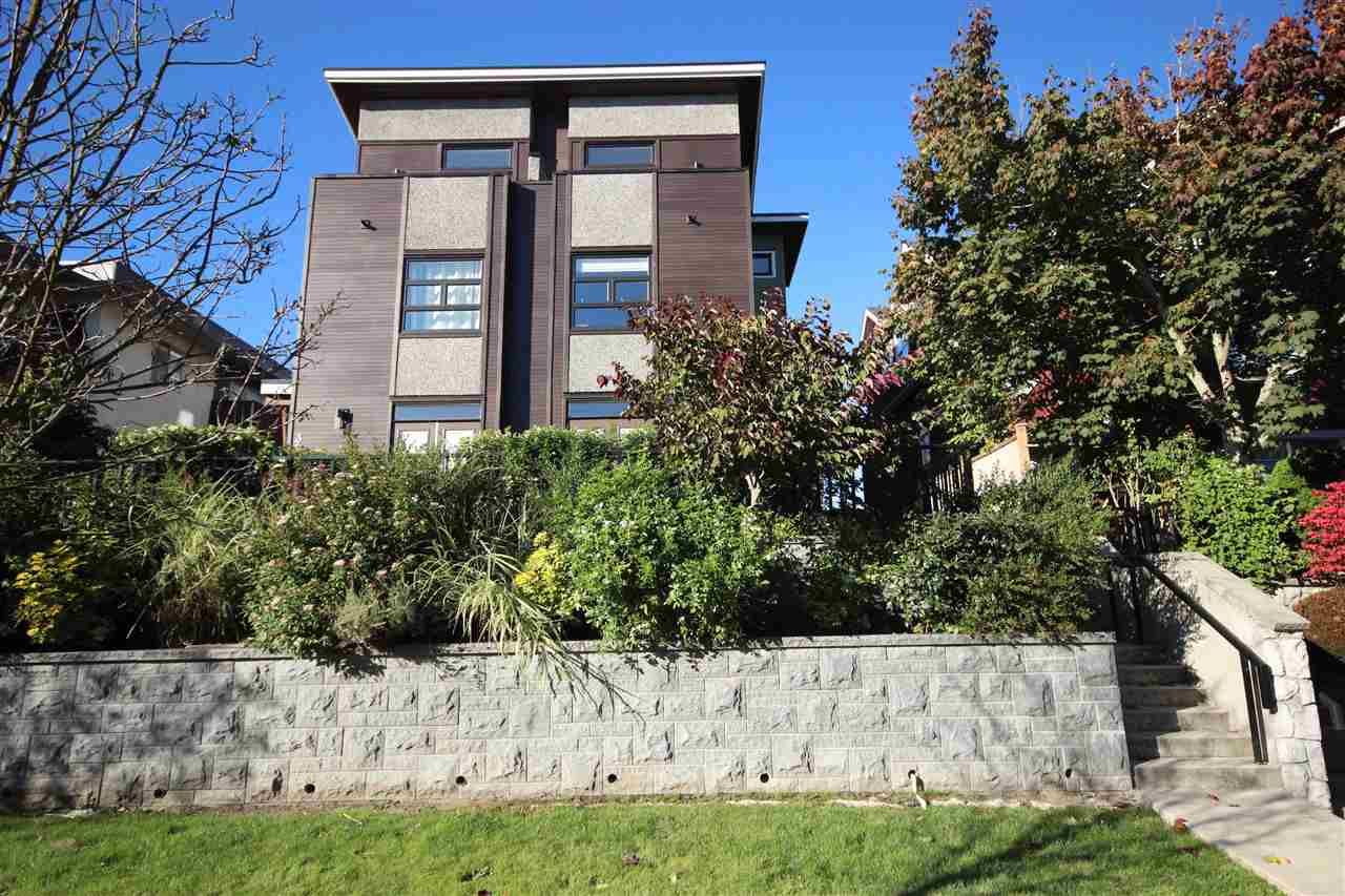 Main Photo: 39 E 13TH Avenue in Vancouver: Mount Pleasant VE Townhouse for sale in "THE MANHATTAN" (Vancouver East)  : MLS®# R2115769