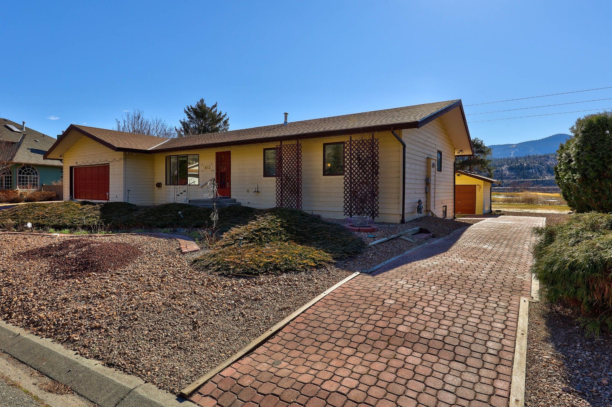 Photo 3: Photos: 3665 Navatanee Drive in Kamloops: South Thompson House for sale : MLS®# 166110