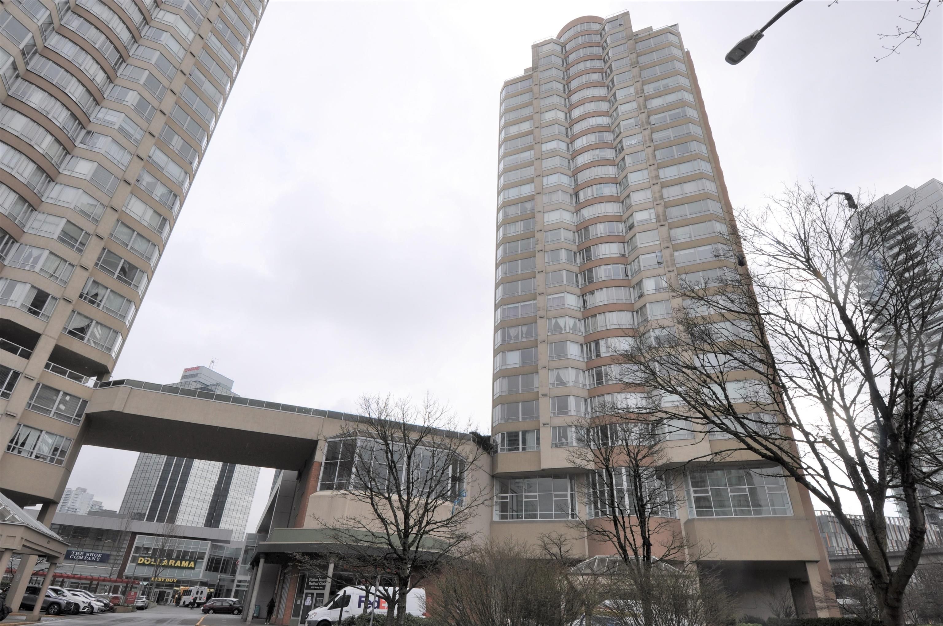 Main Photo: 2305 6240 MCKAY Avenue in Burnaby: Metrotown Condo for sale (Burnaby South)  : MLS®# R2674787