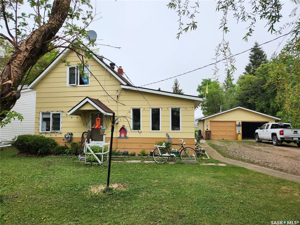 Main Photo: 704 2nd Avenue in Star City: Residential for sale : MLS®# SK930313