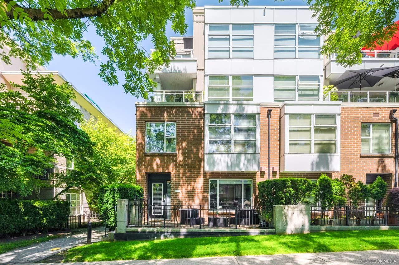 Main Photo: 2117 W 12TH Avenue in Vancouver: Kitsilano Townhouse for sale (Vancouver West)  : MLS®# R2747615