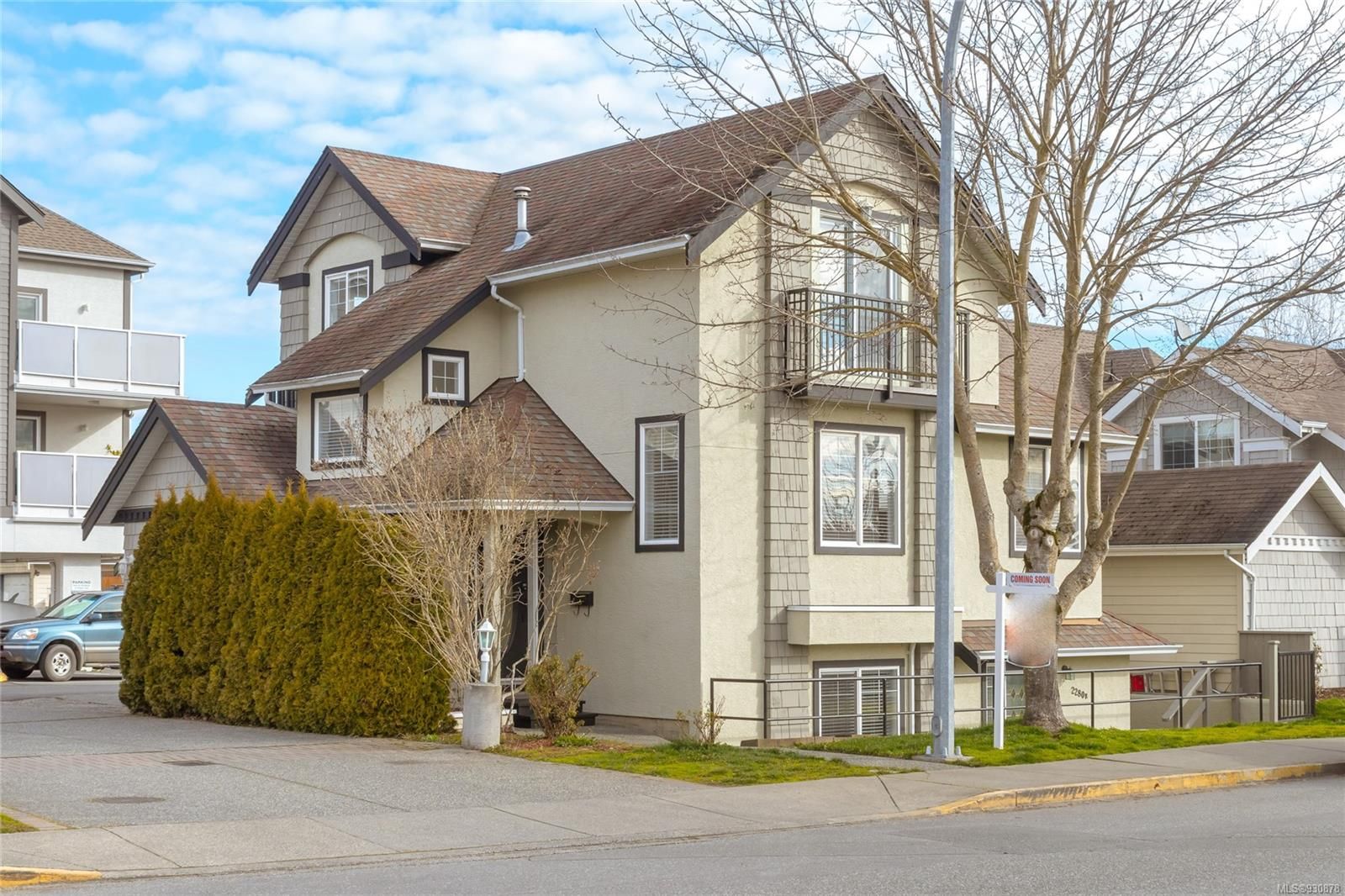 Main Photo: A 2280 James White Blvd in Sidney: Si Sidney North-West Row/Townhouse for sale : MLS®# 930878