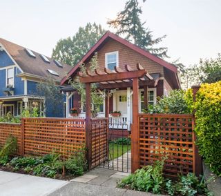 Photo 1: 928 E 13TH Avenue in Vancouver: Mount Pleasant VE House for sale (Vancouver East)  : MLS®# R2734603