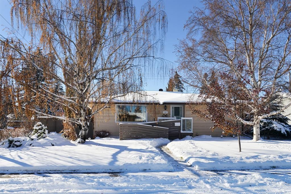 Main Photo: 11 Grafton Crescent SW in Calgary: Glamorgan Detached for sale : MLS®# A2011249