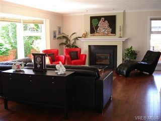 Photo 2: 954 Leveret Pl in VICTORIA: SE Lake Hill House for sale (Saanich East)  : MLS®# 671820