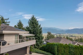 Photo 3: 2249 MOUNTAIN Drive in Abbotsford: Abbotsford East House for sale in "Mountain Village" : MLS®# R2609681