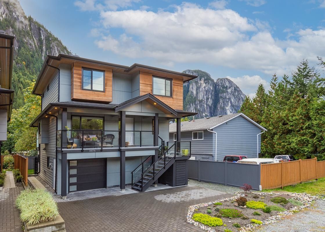 Main Photo: 38374 Hemlock Avenue in Squamish: House for sale : MLS®# R2625862
