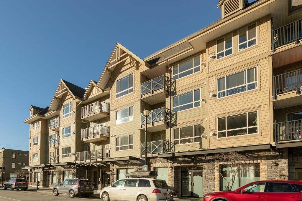 Main Photo: 204 38003 SECOND Avenue in Squamish: Downtown SQ Condo for sale in "SQUAMISH POINTE" : MLS®# R2327288