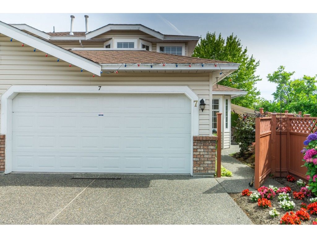 Main Photo: 7 9163 FLEETWOOD Way in Surrey: Fleetwood Tynehead Townhouse for sale in "Beacon Square" : MLS®# R2387246