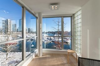 Photo 3: 322 1228 MARINASIDE Crescent in Vancouver: Yaletown Townhouse for sale in "Crestmark II" (Vancouver West)  : MLS®# R2752595