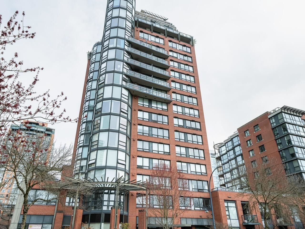 Main Photo: 17C 199 DRAKE Street in Vancouver: Yaletown Condo for sale in "Concordia 1" (Vancouver West)  : MLS®# R2670815