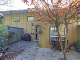 Photo 2: #33 900 W 17TH Street in North Vancouver: Mosquito Creek Townhouse for sale in "Foxwood Hills" : MLS®# R2811538