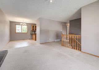 Photo 5: 128 Queensland Place SE in Calgary: Queensland Detached for sale : MLS®# A1224303