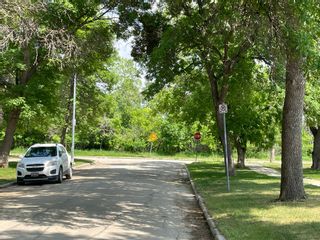 Photo 2: 1021 Rosemount Avenue South in Winnipeg: Single Family Detached for sale