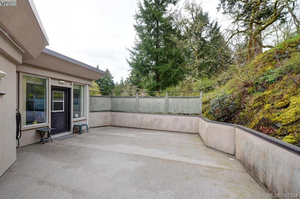 Photo 19: Photos: 1087 Totemwood Lane in VICTORIA: SE Broadmead House for sale (Saanich East)  : MLS®# 777609