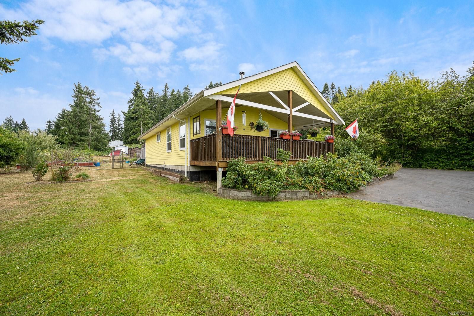 Main Photo: 3331 Fraser Rd in Courtenay: CV Courtenay City House for sale (Comox Valley)  : MLS®# 936176