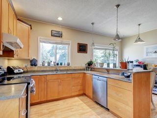 Photo 2: 2944 Cuthbert Pl in Colwood: Co Hatley Park House for sale : MLS®# 914425