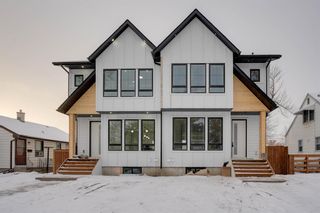 Photo 2: 907 Rundle Crescent NE in Calgary: Renfrew Semi Detached (Half Duplex) for sale : MLS®# A2025466