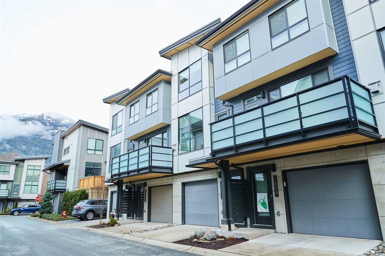 Main Photo: 1223 BRANDYWINE Drive in Squamish: Downtown SQ Townhouse for sale in "Eaglewind" : MLS®# R2527369