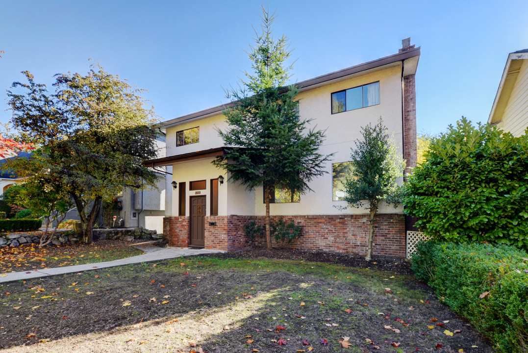 Main Photo: 3530 W 33RD Avenue in Vancouver: Dunbar House for sale in "DUNBAR" (Vancouver West)  : MLS®# R2217833