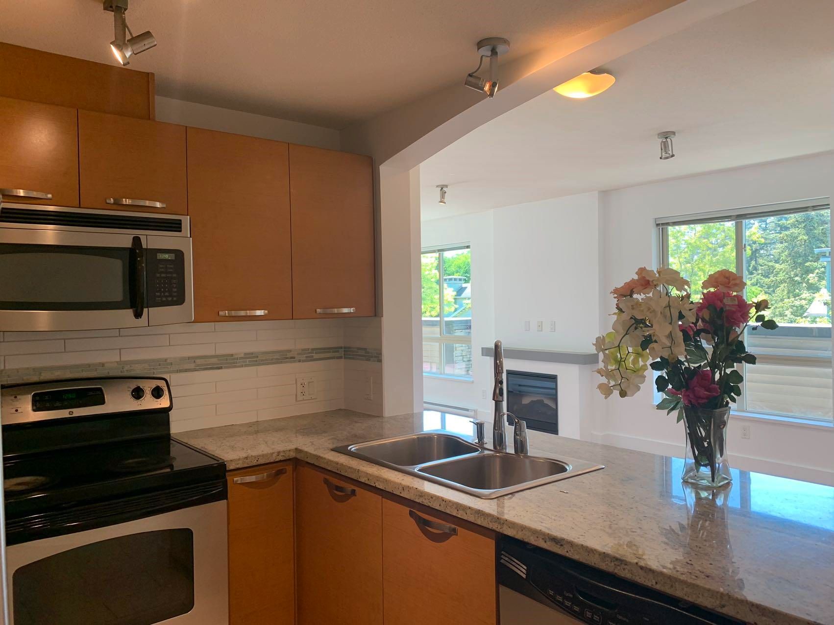 Main Photo: 301 7428 BYRNEPARK Walk in Burnaby: South Slope Condo for sale (Burnaby South)  : MLS®# R2883152