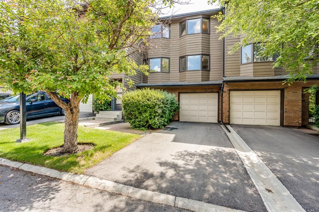 Main Photo: 92 23 Glamis Drive SW in Calgary: Glamorgan Row/Townhouse for sale : MLS®# A1128927
