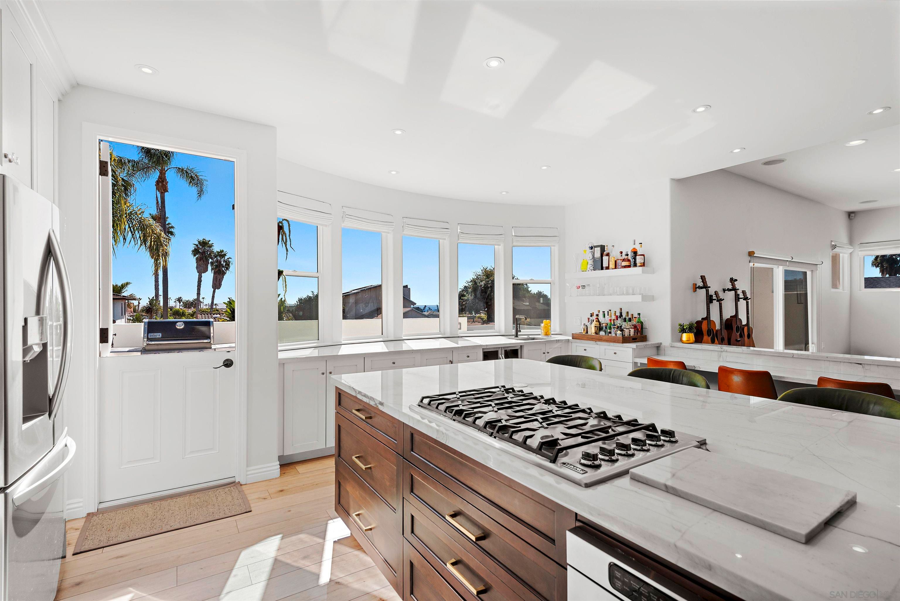 Main Photo: PACIFIC BEACH House for sale : 5 bedrooms : 819 Van Nuys St in San Diego