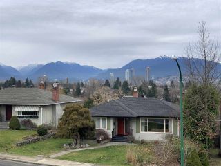 Photo 3: 4214 HAZELWOOD Crescent in Burnaby: Garden Village House for sale (Burnaby South)  : MLS®# R2337640