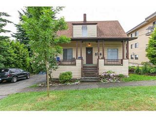Photo 1: 406 ELEVENTH Street in New Westminster: Uptown NW House for sale : MLS®# R2136434