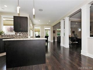 Photo 10: 3874 SOUTH VALLEY Dr in VICTORIA: SW Strawberry Vale House for sale (Saanich West)  : MLS®# 678940