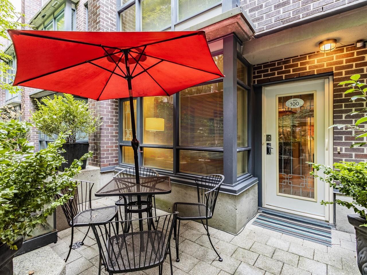 Main Photo: 100 1068 HORNBY Street in Vancouver: Downtown VW Townhouse for sale in "THE CANADIAN AT WALL CENTRE" (Vancouver West)  : MLS®# R2615995