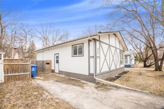 Photo 2: 889 Parkhill Street in Winnipeg: Crestview Residential for sale (5H)  : MLS®# 202311551