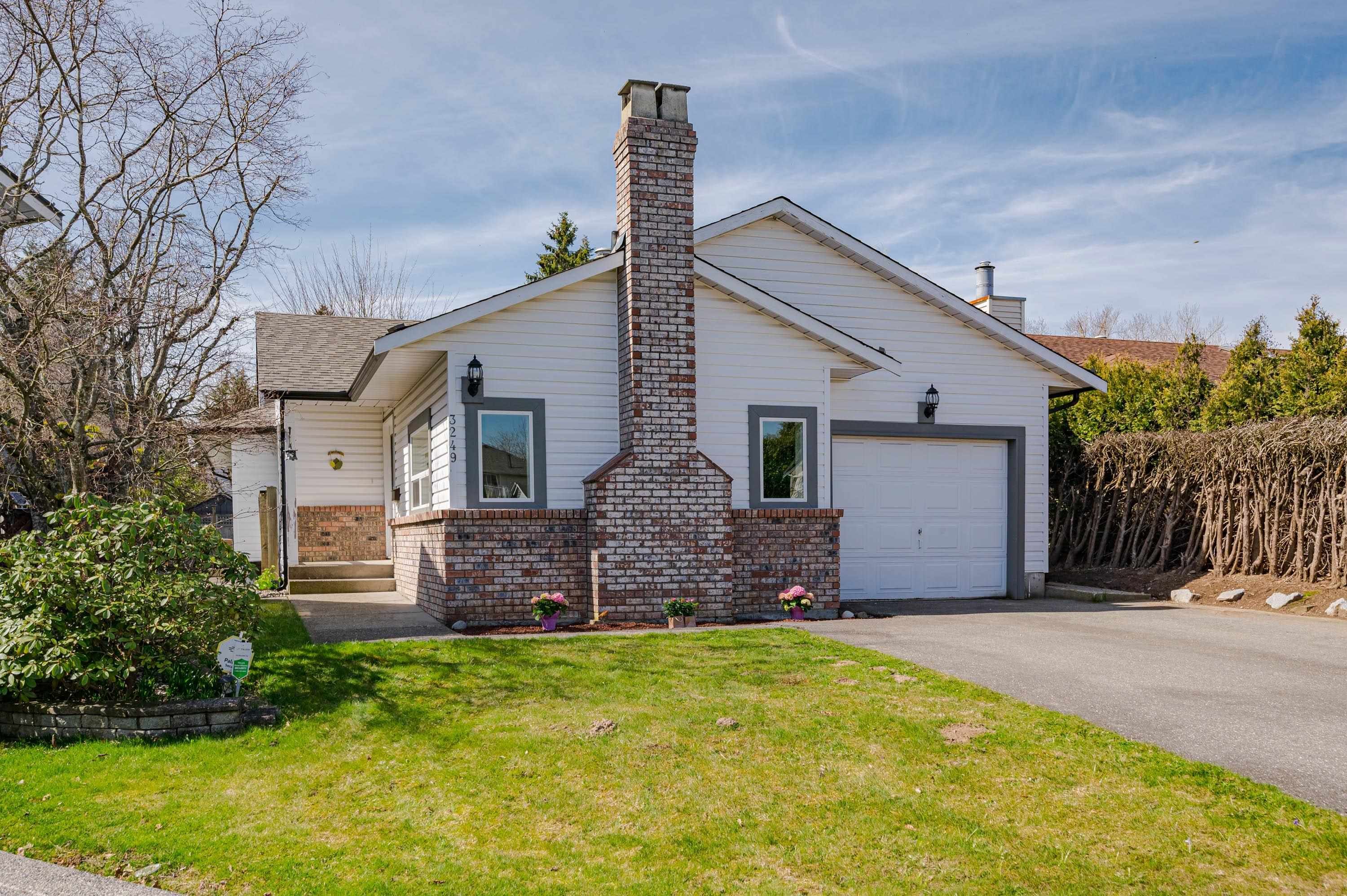 Main Photo: 3249 274 Street in Langley: Aldergrove Langley House for sale : MLS®# R2763455