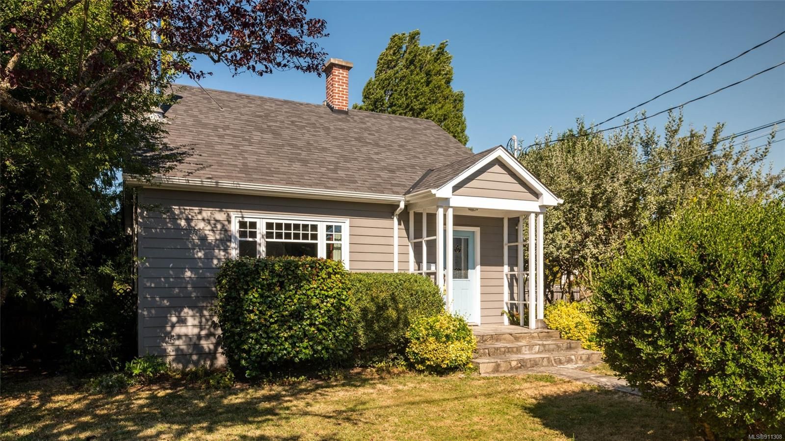 Main Photo: 2914 Shakespeare St in Victoria: Vi Oaklands House for sale : MLS®# 911308