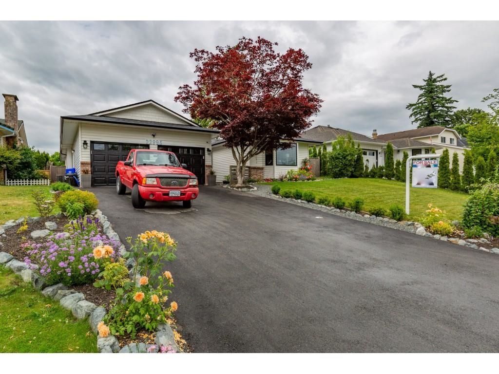 Main Photo: 32995 WHIDDEN Avenue in Mission: Mission BC House for sale : MLS®# R2703568
